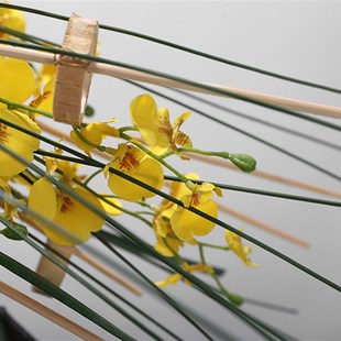 现代简约黄色仿真跳舞兰陶瓷花盆创意手工竹条架构花艺 新中式 新品
