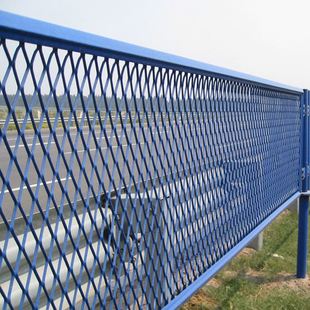 现货供应隔离防眩目高速公路防眩网桥梁菱形钢板网浸塑护栏网厂家