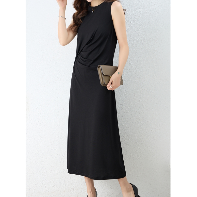 纯色裹身裙设计 腰部有重叠式 小黑裙褶皱气质连衣裙 褶皱 圆领无袖