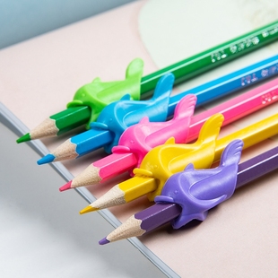 小学生儿童小鱼软握笔器幼儿写字姿势矫正器抓笔器颜色混搭送橡皮