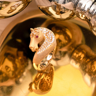 马首女戒 太府珠宝18K金拉丝骏马造型戒指意大利设计镶钻钻石个性