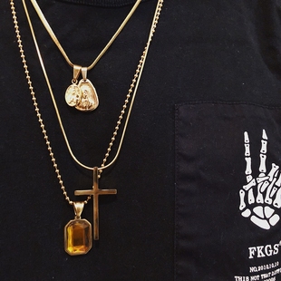 金色项链小众嘻哈街头吊坠圆牌圣母十字架钛钢锁骨链配饰男女 SAZ