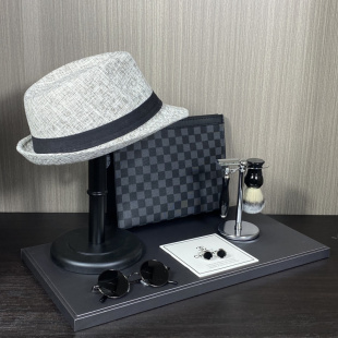北欧样板间衣帽间梳妆台男士 托盘软装 口包包道具组合 帽子眼镜袖